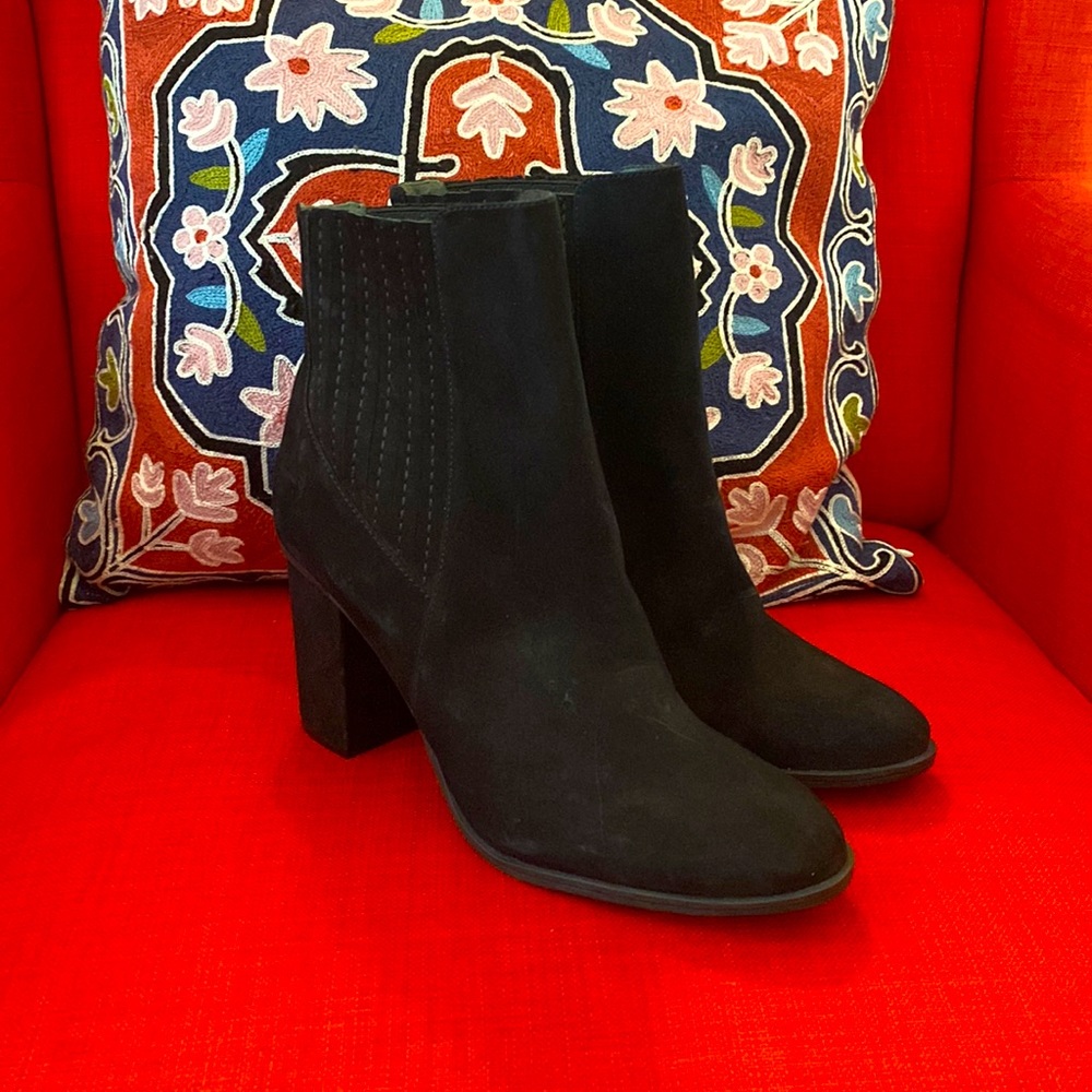 NWOT Leather SCHUTZ black boots